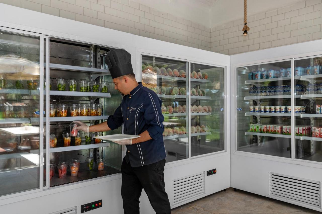 Marti Myra Hotel Tekirova Exterior foto A chef using a refrigerator
