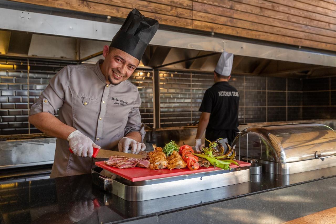 Marti Myra Hotel Tekirova Exterior foto A chef preparing food
